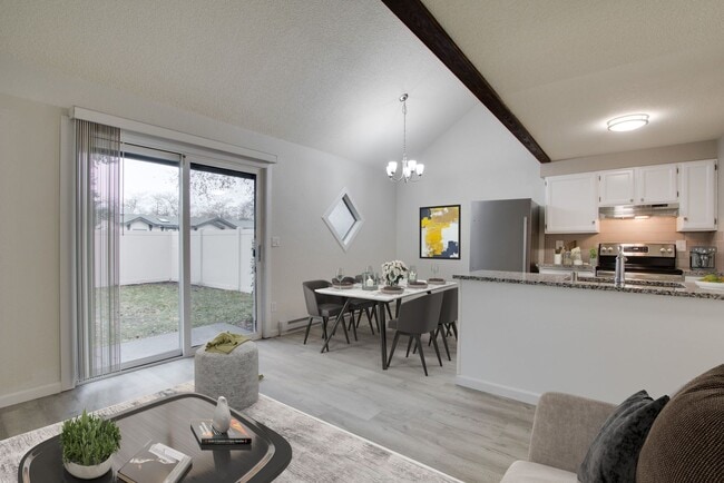 Building Photo - Crestline Triplex
