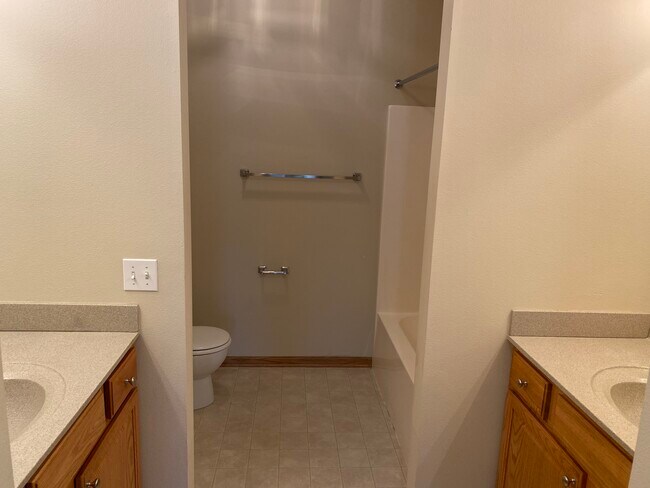 Foto del edificio - 2321 Bristol Dr