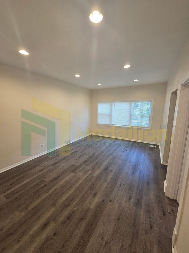 Foto del edificio - Spacious 3-Bedroom Home with Modern Update...