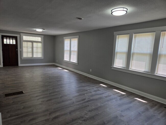 Foto del edificio - Fully Remodeled for Immediate Move-In