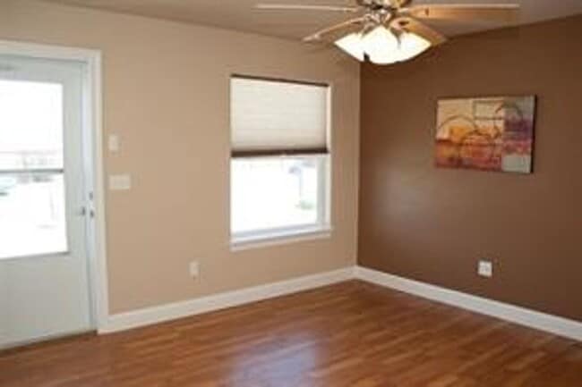 Building Photo - 3 Bedroom 2 Bath home with 2 car garage in Belgrade.