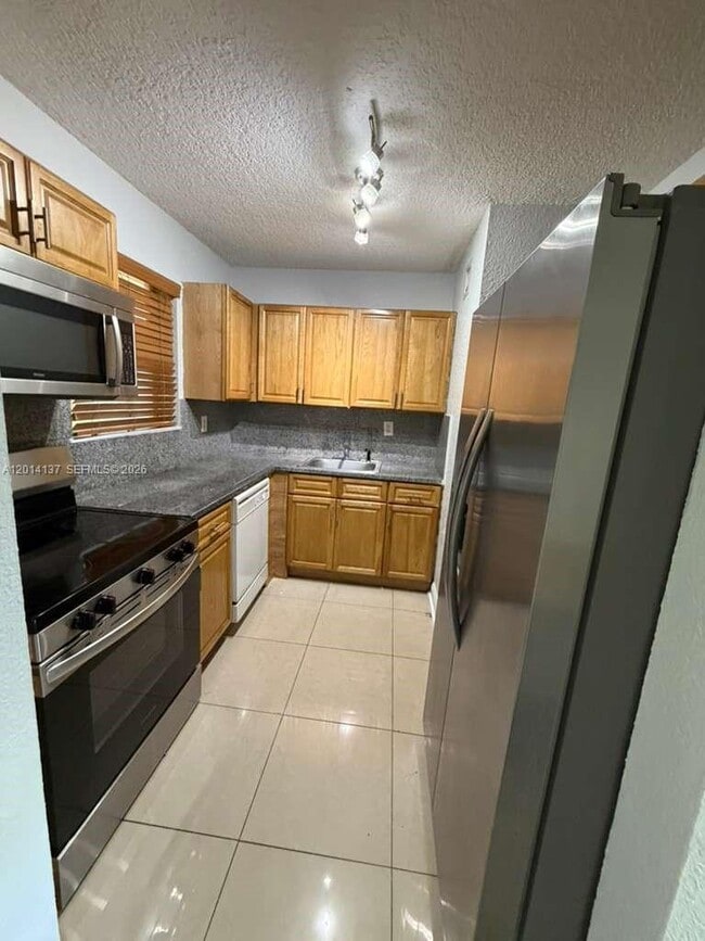 Building Photo - 575 W 69th St