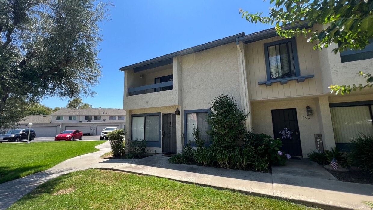 Foto principal - Charming 4 Bed 3 Bath Brea Townhome with P...
