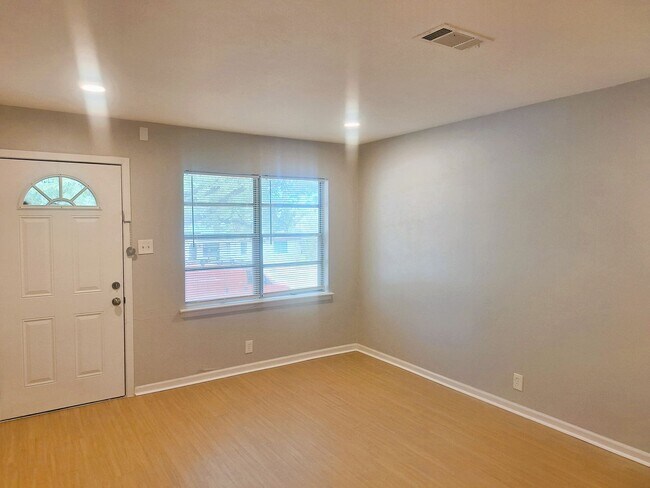 Building Photo - 7204 Karen Dr