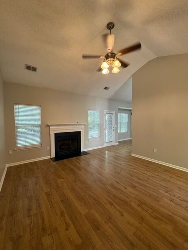 Building Photo - This 1.5  story, all brick, 3 bedroom, 2 bath, Bonus room upstairs & a 2 car garage with great st...