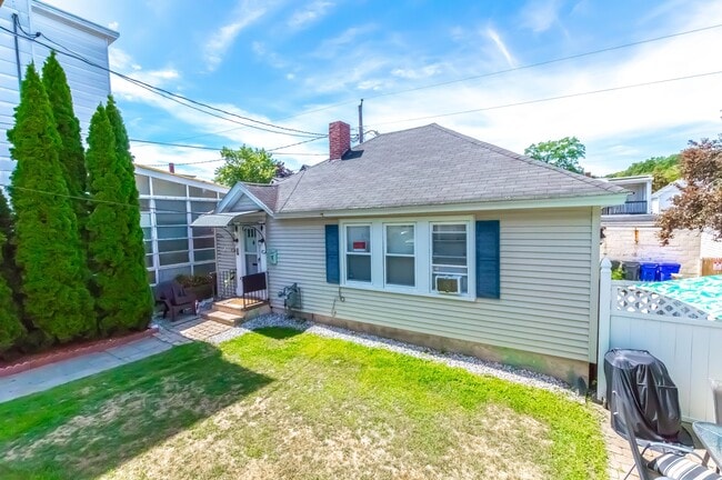 Building Photo - 204 Alsace St
