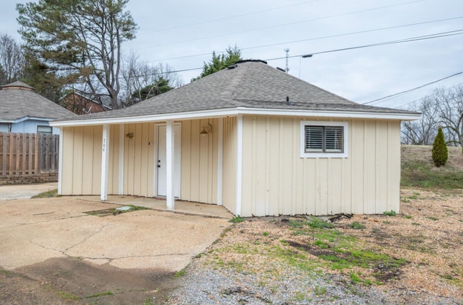 Building Photo - 704 Roundhouse Rd