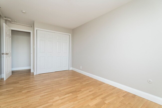 Foto del edificio - Pet Friendly Hi-Rise!  Gas Heat & HW Inc w...