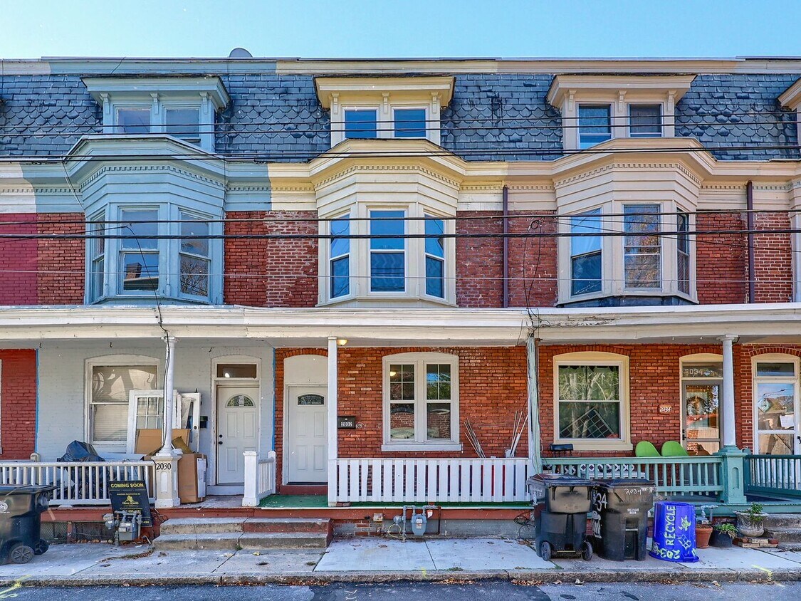 Foto principal - Newly Renovated 4 Bedroom Home with Parkin...