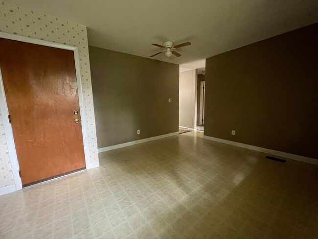 Building Photo - 2 Bedroom/1 Bathroom Duplex For Lease