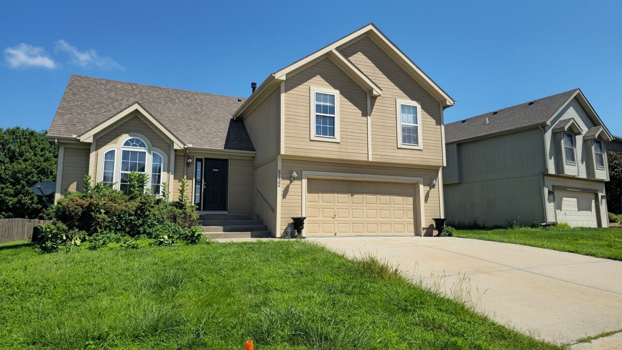 Foto principal - COMING SOON!! HUGE Northland 4 Bed 2.5 Bat...