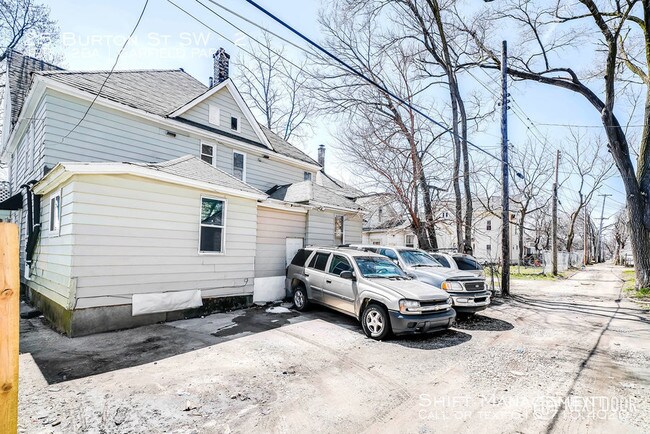 Building Photo - 25 Burton St SW #2 - Large 3-bedroom unit!
