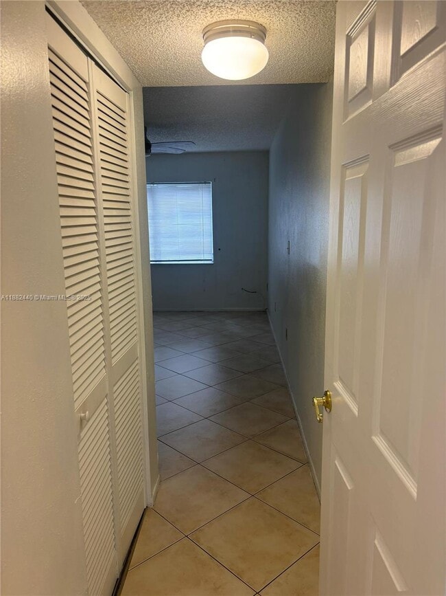 Foto del edificio - 3000 Sunrise Lakes Dr W