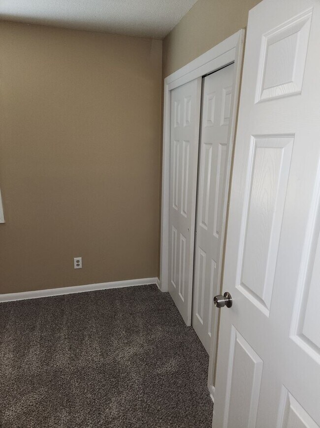 Building Photo - 2 Bedroom 1 bath All Updated