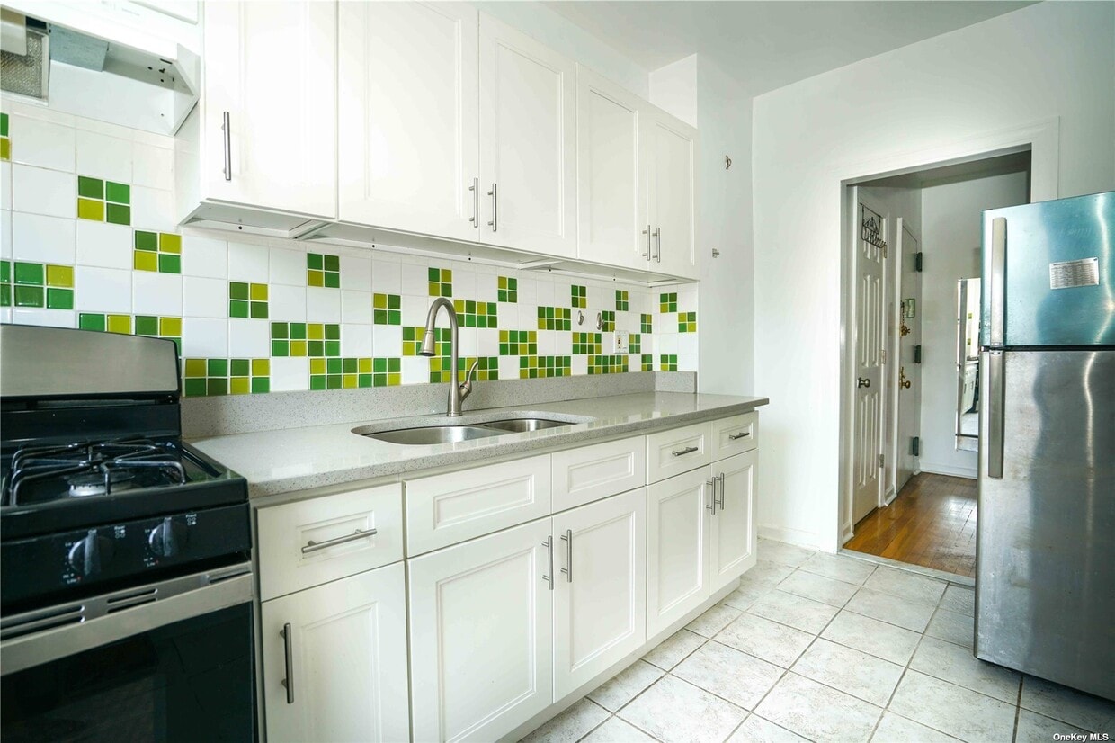 Primary Photo - 62-64 Saunders St-