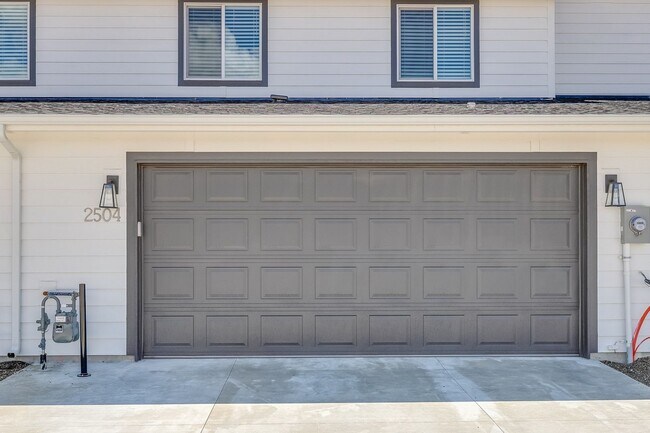 Building Photo - This 3 bedroom/2.5 bath townhome is ready ...