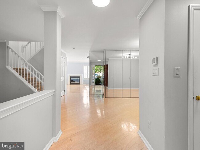 Foto del edificio - 211 Canterbury Ct