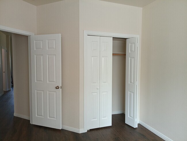 Armario del dormitorio 2 - 315 S Ave A