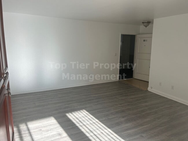 Building Photo - **Ground-Floor 1 Bed / 1 Bath Condo Near S...