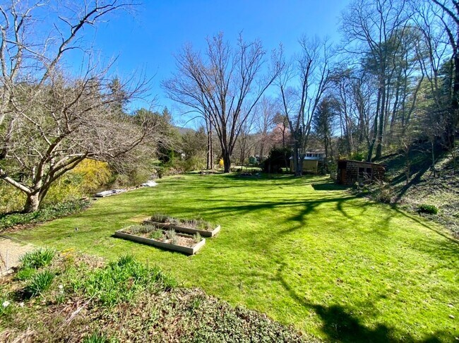 Building Photo - Beautiful Creekside Cottage in North Asheville