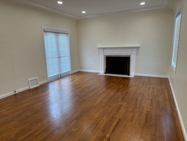 Building Photo - EPIC REA - Great Corner Lakeside Home - 3 ...