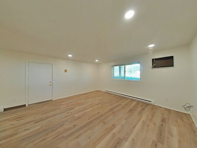 Foto del edificio - 2 bedroom 1 bathroom apartment in the heart of town!