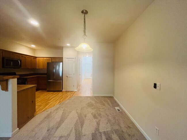 Building Photo - Modern & Spacious Townhome Near Nike HQ, T...
