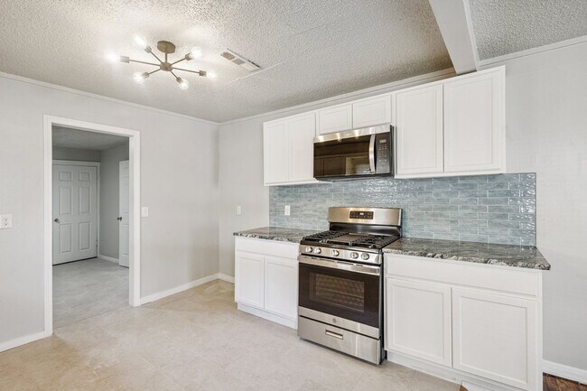 Foto del edificio - Beautifully renovated 2/1!