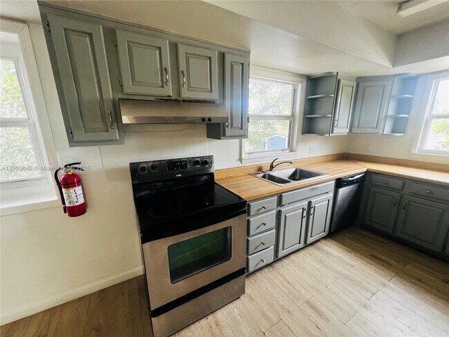 Foto del edificio - 2655 SE Carroll St