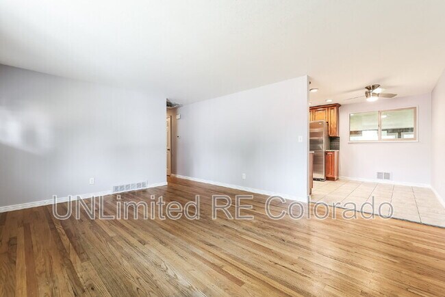 Foto del edificio - 6646 S Kit Carson St