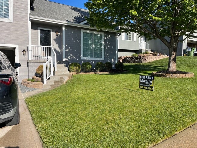 Building Photo - Comfortable 3-Bedroom Home in Desirable Millard West Area - $2,095