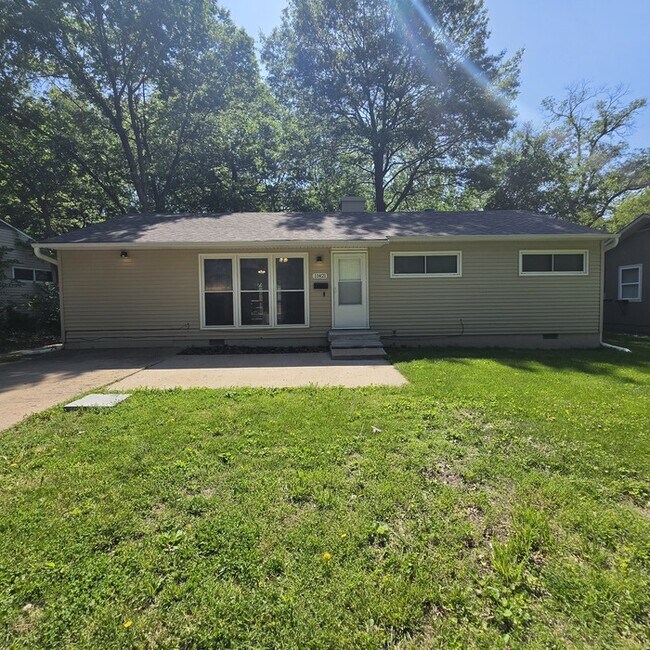 Foto del edificio - Spacious 4 bedrooms and 1 bath home located on Manchester Ave in Kansas City, MO