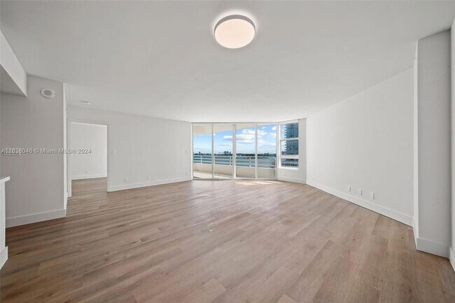 Foto del edificio - 555 NE 34th St