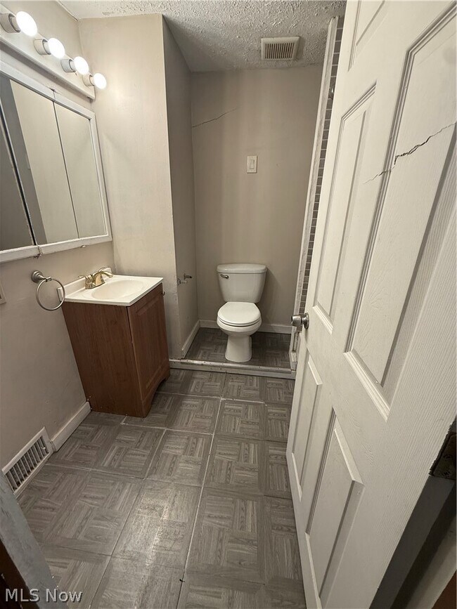 Building Photo - 805 Carpenter St