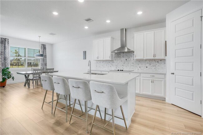 Building Photo - 6801 Cloverdale Ave