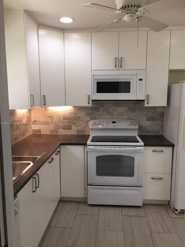 Foto del edificio - 9925 SW 84th St