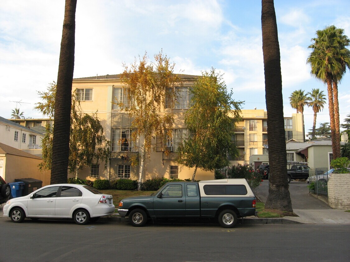 Frente - 4623 Ambrose Ave