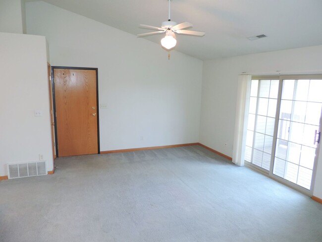 Building Photo - $1,095 | 2 Bedroom, 1 Bathroom 3rd Floor C...