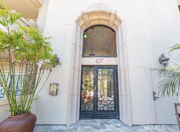 Foto del edificio - 4237 Longridge Avenue Unit 401