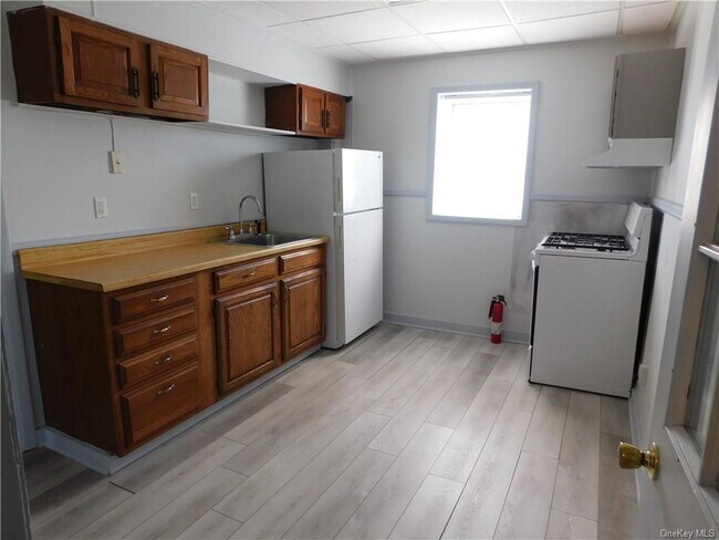 Building Photo - 1320 Rte 9W