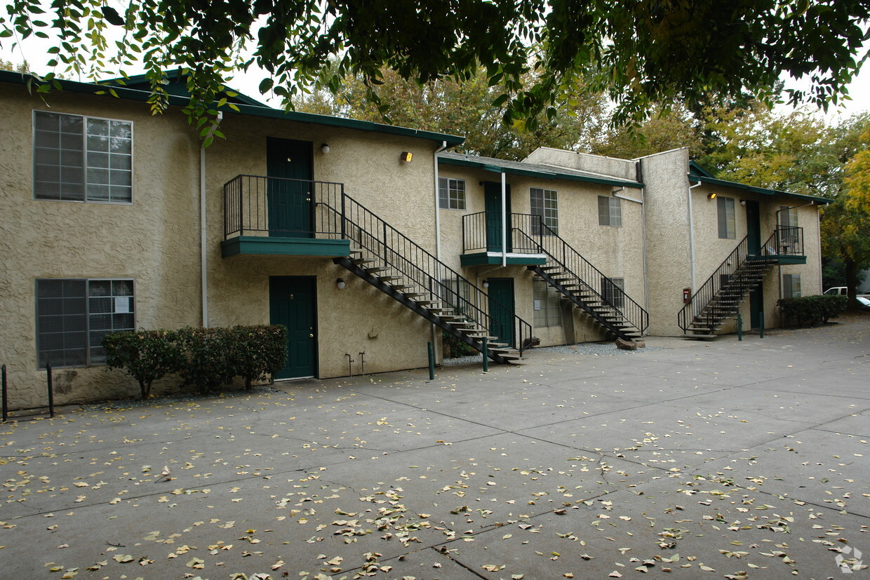 Building Photo - 1140 N Cedar St