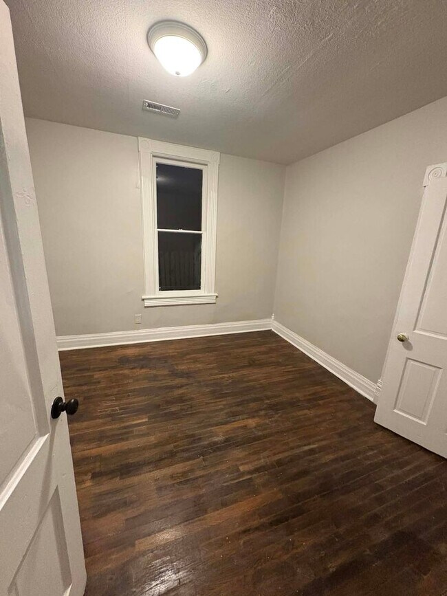 Foto del edificio - 3129-3131 N Wellington PL