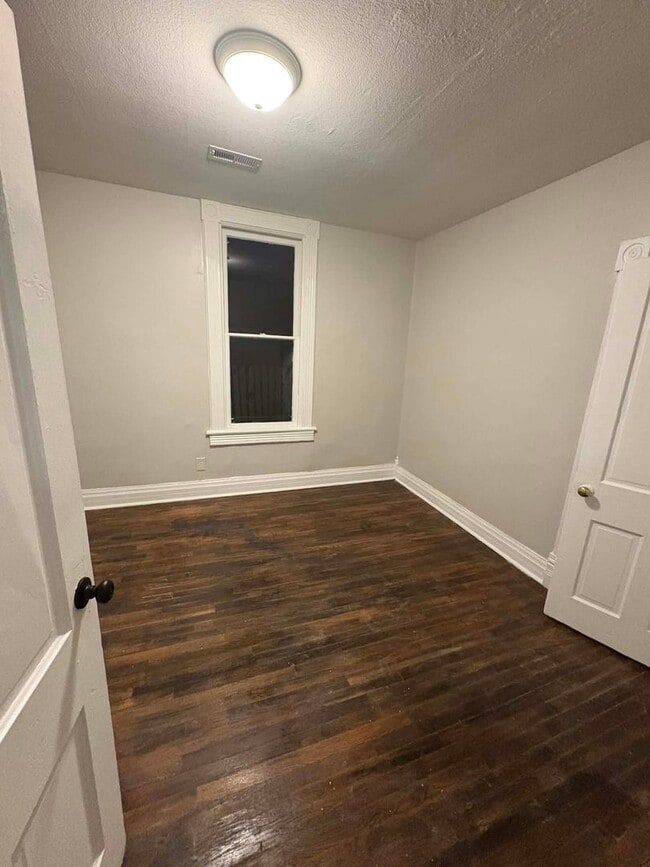 Building Photo - 3129-3131 N Wellington PL