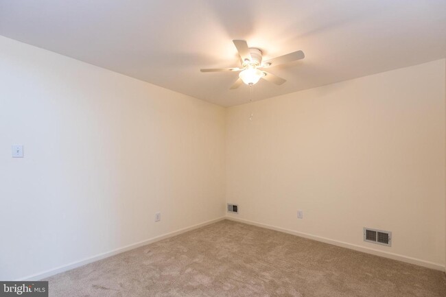 Building Photo - 402 Aqueduct Dr