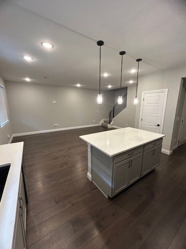 Building Photo - Newer! 2 Bed / 2.5 Bath Townhome Commerce ...