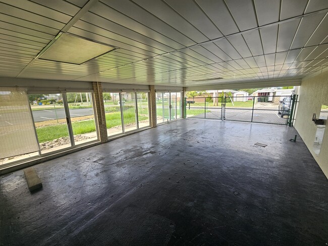 Building Photo - 440 Drummond St