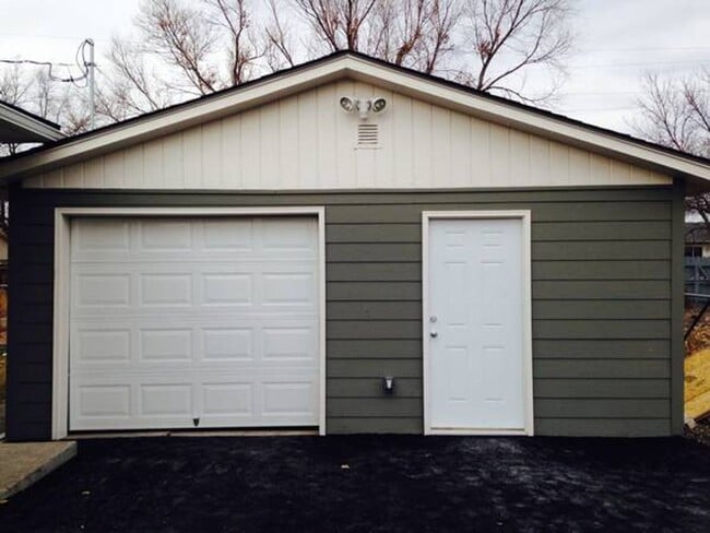 Building Photo - Pet Friendly 3 Bedroom with Fenced Yard, G...