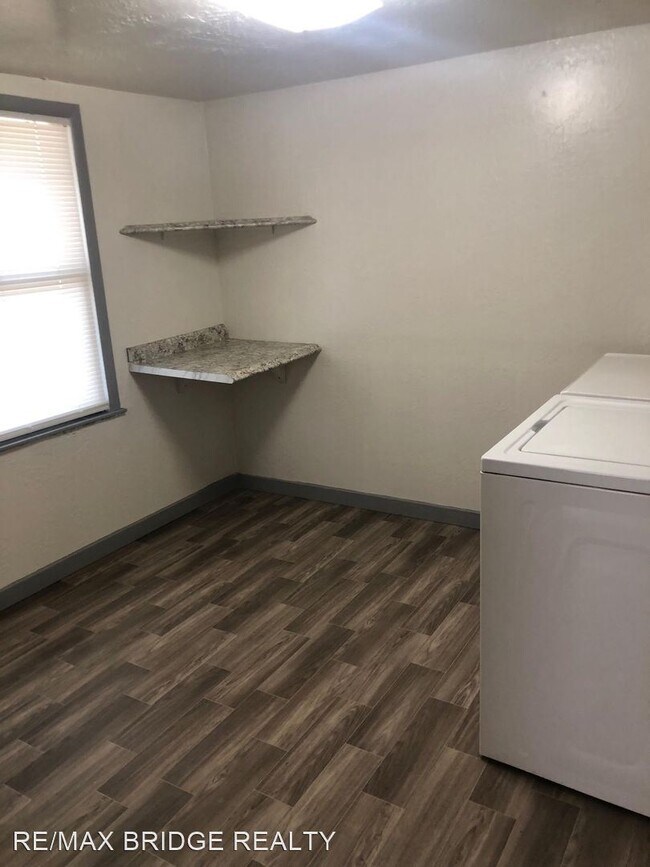 Foto del edificio - 3 br, 1 bath House - 21 N Center St
