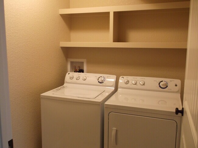 Foto del edificio - 3 BEDROOM, 2.5 BATH, 2 CAR ATTACHED GARAGE TOWNHOUSE