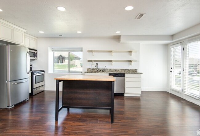 Cocina totalmente equipada y acceso directo al aparcamiento privado. - 1232 S Regal View Dr